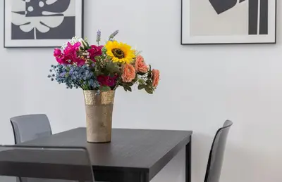 a vase of flowers sitting on top of a table at Rianal Céntrico Moderno in Jerez de la Frontera