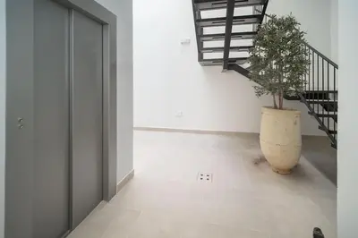 a hallway with a plant in a large vase at Sanlucar Centro - Apartamento 3 in Sanlúcar de Barrameda