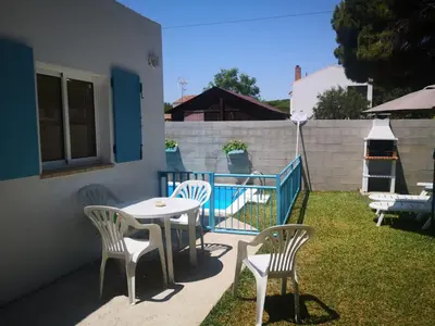 a patio with a table and chairs and a fence at Casa MARINERA in Cádiz