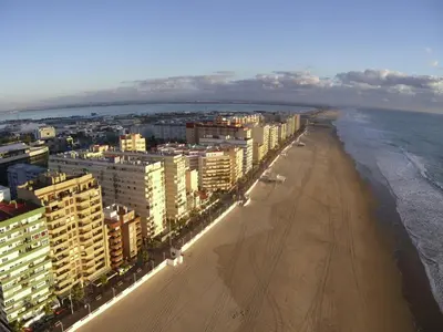 an aerial view of a beach with buildings and the ocean at Ático Avda Cádiz Playa in Cádiz