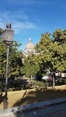 a street light in a park with a building in the background at Apartamento con Vistas al González Byass in Jerez de la Frontera