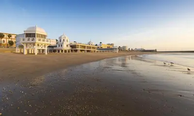 a beach with houses on the shore of the ocean at Chalet en Hozanejos RS in Chiclana de la Frontera