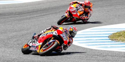 two people riding motorcycles on a race track at Sherryflat Moneo - Parking in Jerez de la Frontera