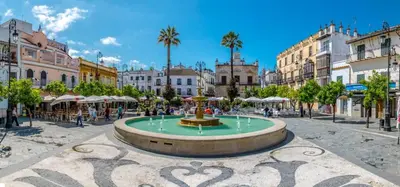 a city square with a fountain in the middle at APARTAMENTO SAN NICOLAS in Sanlúcar de Barrameda
