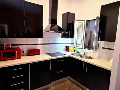 a kitchen with a sink and a microwave at El rinconcito de Robles in Cádiz