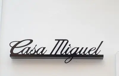 a sign that reads casa miel on a wall at Casa Miguel - Apartamento 2 in Sanlúcar de Barrameda