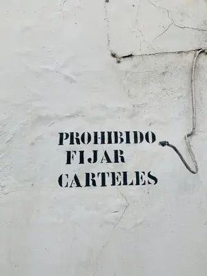 a writing on the side of a white wall at Casa Miguel - Apartamento 4 in Sanlúcar de Barrameda
