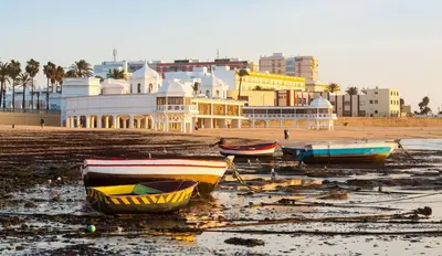 a group of boats sitting on the beach at No 10 Cádiz in Cádiz