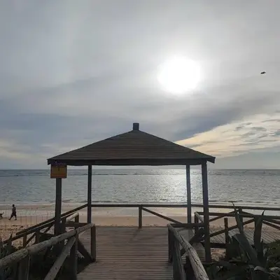Precioso bajo muy grande a 200 metros de playa
